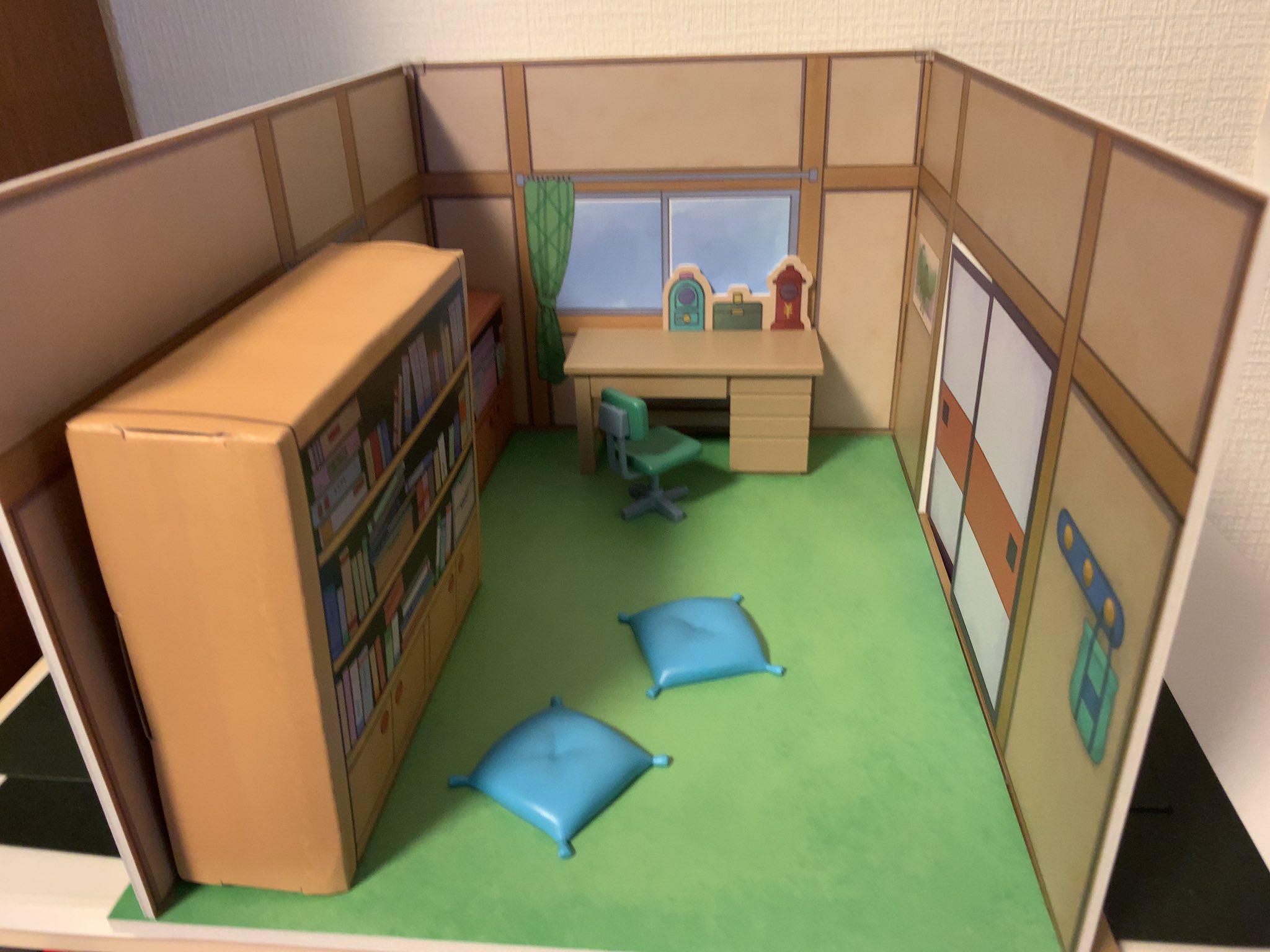 もりそば Pa Twitter というわけでのび太の部屋です 箱庭技研さんのペーパークラフト版みたいな感じ 壁はウレタンみたいな素材なので軽いです 机 椅子 座布団はプラ製です うちにはドラえもんいないのでほぼ同じような奴連れて来ました T Co