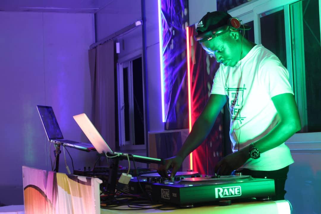 ExDada01's tweet photo. Essential party gaint on what he knows best ,the kiddest deejay I have met #MrCoolStuff
Follow him @DjHjozeh 
Get his mixtapes on https://t.co/lgni0686cC https://t.co/kqTHRSfxBk