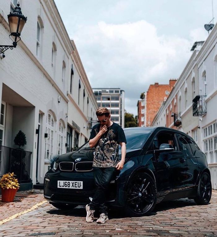 Our brand friend @matthewcuzen has that #FridayFeeling in this shot he captured.
Explore more our your local down whilst emitting zero emissions with a new BMW i3 or i3s.

What are you plans this weekend?
Comment below.

#BMW #BMWi3 #i3 #London #Travel