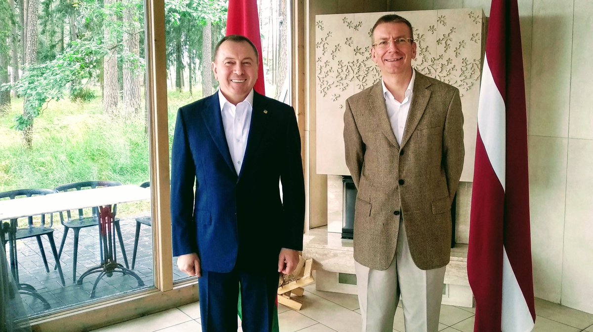 Распачынаецца працоўная сустрэча міністраў замежных спраў Беларусі і Латвіі Уладзіміра Макея і Эдгарса Рынкевічса.
Шчыраму добрасуседскаму дыялогу каранавірус не замінае.
<a href="/edgarsrinkevics/">Edgars Rinkēvičs</a>
<a href="/BelarusMID/">МИД Беларуси 🇧🇾</a>