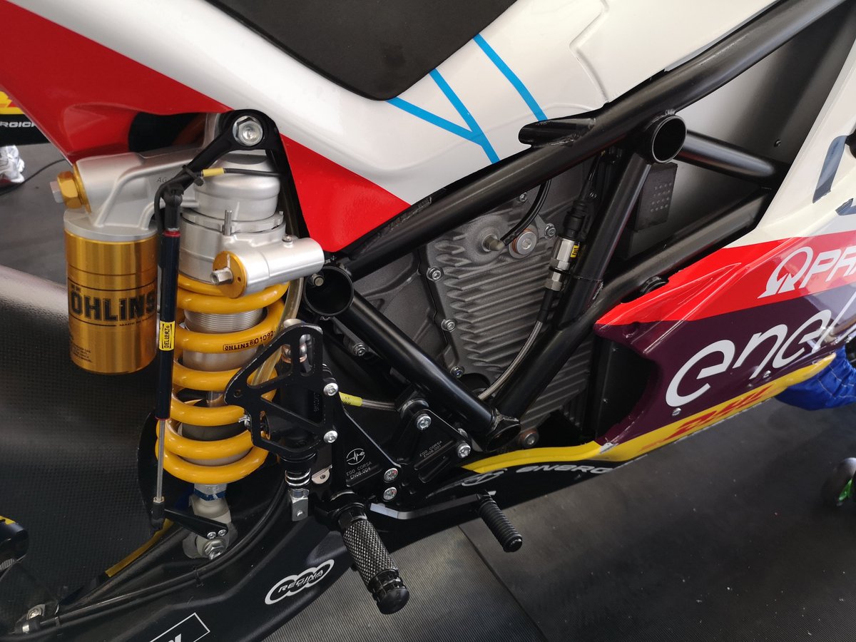 EpaddockIT's tweet photo. The suspensions for MotoE ⚡️World Cup.
Ohlins and Andreani Group provide components and assistance on track to the teams of the electric class of the MotoGP.
Here the details of the fork and the rear shock absorber 2020: https://t.co/1CU6JtKFmP
#MotoE #Ohlins #AndreaniGroup https://t.co/biktjoamco