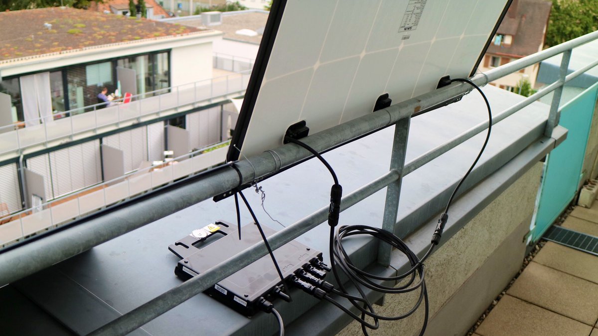 balkonsolar's tweet photo. Und seit heute testen wir den @APsystems_EMEA #YC600 #Wechselrichter. Kabel sehen noch ein wenig wild aus, aber ist ja ein #Warentest. #balkonsolar #balkonien #energiewende #deinbalkonkannmehr https://t.co/ffnIph8Irp