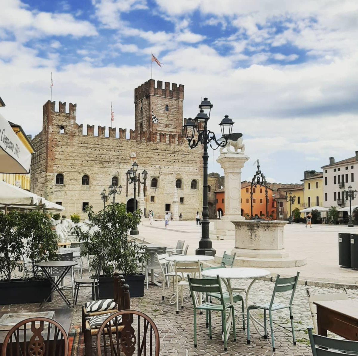 Aperitivo in piazza Castello a #Marostica? Prima però non mancate di salire fino al Castello superiore, da cui si gode una splendida vista panoramica sulla città e sulla scacchiera. bit.ly/3fXeBrT 

#VisitVeneto

(foto IG gabriellamamy)