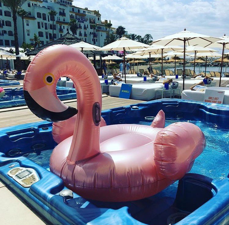 CandypantsMarbs's tweet photo. It’s MEGA BEACH day @PlazaBeach_ https://t.co/3mqfMzNlQN