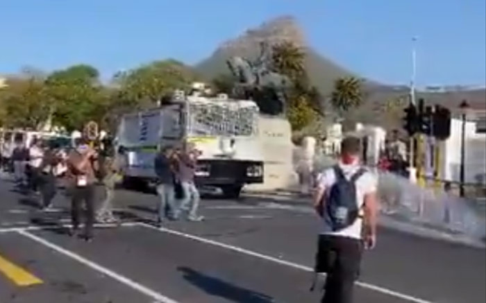 SABreakingNews's tweet image. Police use water cannons to disperse 'peaceful' protesters outside Parly dlvr.it/RcGdLj