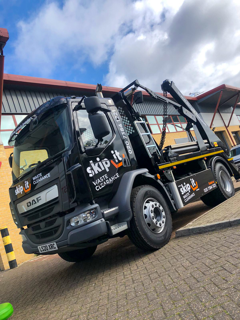 wrap_cube's tweet photo. Complete transformation for @SkipitLondon on their brand new @DAFTrucksUK . We Installed a full wrap using  #3mfilmsuk 2080 gloss black from the original stock white. We also added cycle boards finished in the same design for a seamless look.
.
#2080 #glossblackwrap #surbiton https://t.co/RRR7ba3F02