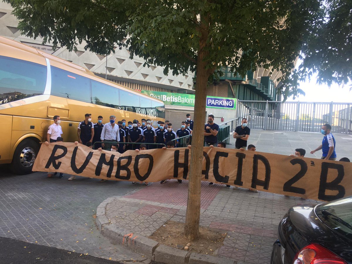GolSur1907's tweet photo. Si nuestro @RBetisCantera sale un viernes 24 de julio a las 10 de la mañana rumbo a Marbella para jugarse el ascenso, allí estaremos nosotros, dando el último aliento.

Y recuerden, si les fallan las fuerzas mirense el escudo, no hay nada más bonito en el mundo.

#rumbohacia2b https://t.co/wL5LkFj0iu