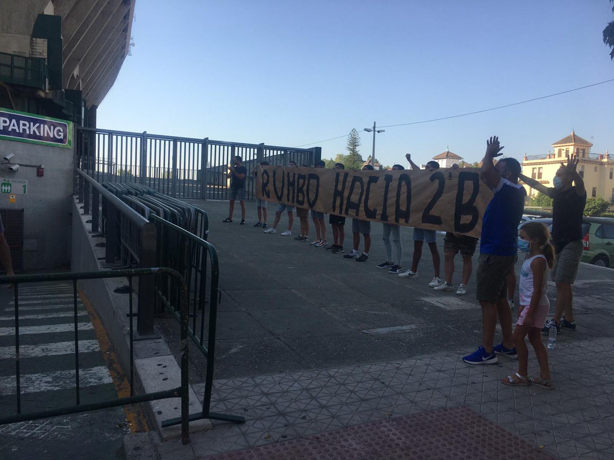GolSur1907's tweet photo. Si nuestro @RBetisCantera sale un viernes 24 de julio a las 10 de la mañana rumbo a Marbella para jugarse el ascenso, allí estaremos nosotros, dando el último aliento.

Y recuerden, si les fallan las fuerzas mirense el escudo, no hay nada más bonito en el mundo.

#rumbohacia2b https://t.co/wL5LkFj0iu