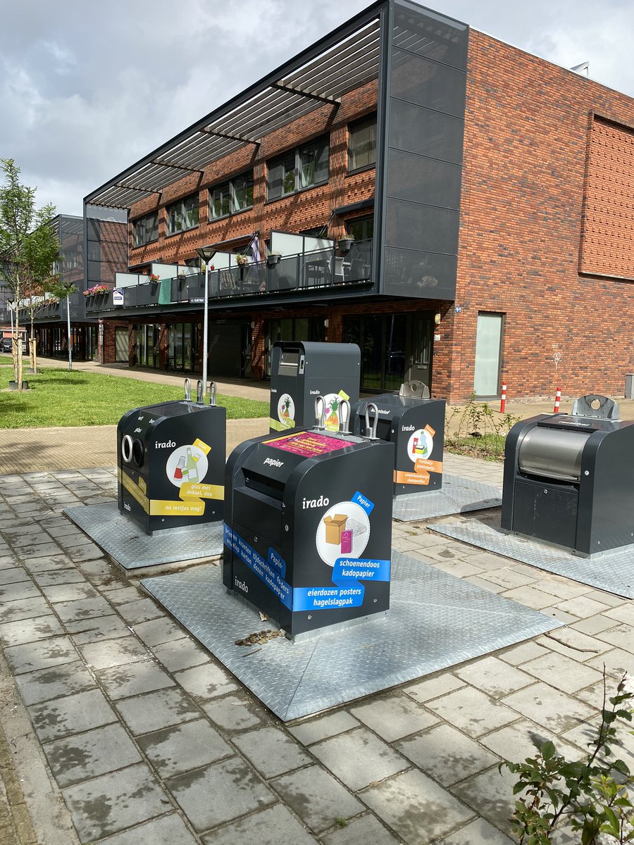 JPNeven's tweet photo. Bezoek met collega Van den Hurk aan Park Entree. 89 gelijkvloerse woningen en een lounge voor actieve senioren in Schiedam. De inrichting is in cocreatie met bewoners ontstaan. Dank aan Alex Sievers die met veel passie een rondleiding gaf. https://t.co/1mFp7hwO0T