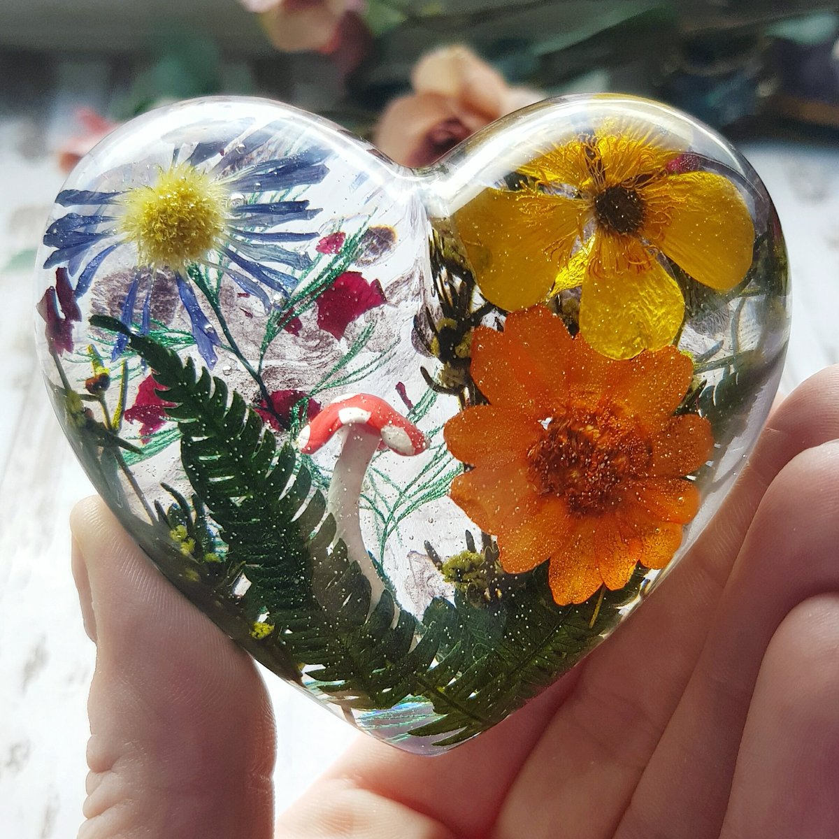 I've made 2 little chunky hearts, here's a peek into one of them 💜 #maiaandthewildflower #QueenOf #SBSwinner #resinart #resinartist #fridaymorning #hearts #love #woodland #wildflowers #botanicalresinart #preservedflowers #toadstool #ShopSmallUK #handmade #maker #shoplocal #etsy