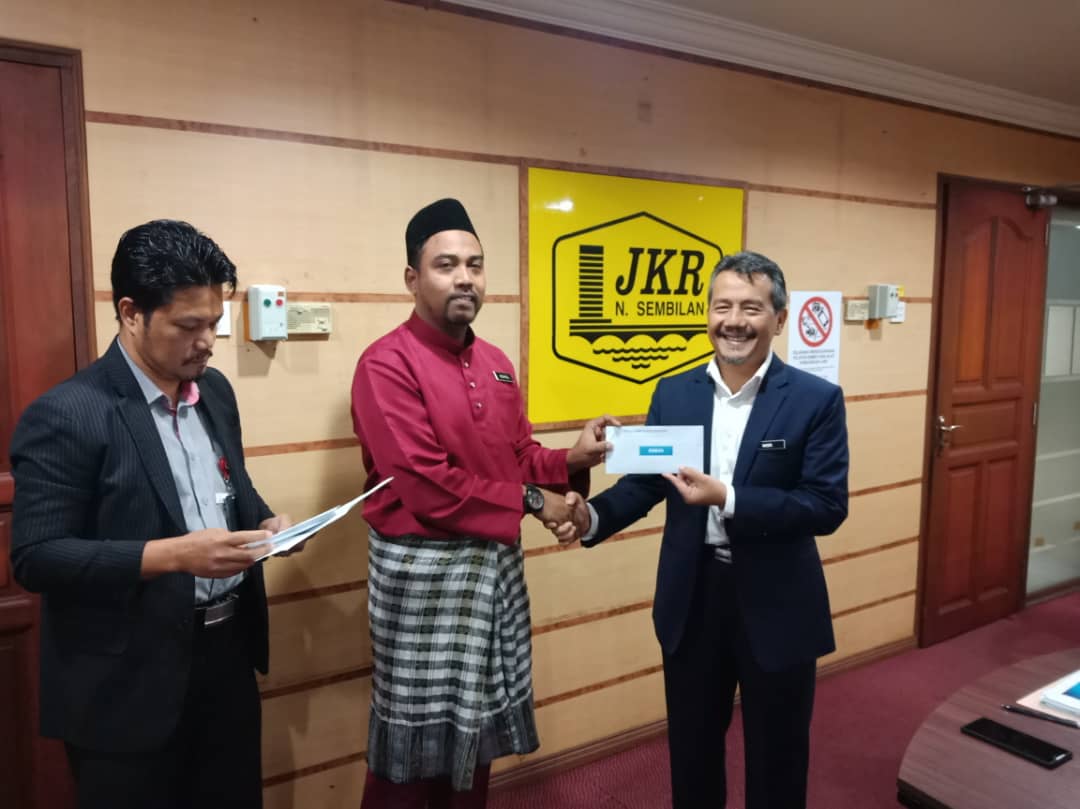 JelebuJkr's tweet photo. 24 Julai 2020: Alhamdulillah JKR Jelebu berjaya mendapat johan di dalam Kumpulan Inovasi dan Kreatif (KIK) peringkat JKR Negeri Sembilan. Hadiah telah disampaikan oleh Tn Pengarah JKR N.Sembilan Ir. Masri bin Baharuddin kepada Jurutera Daerah Jelebu En. Ahsrulnizam. https://t.co/toSxEa81eU