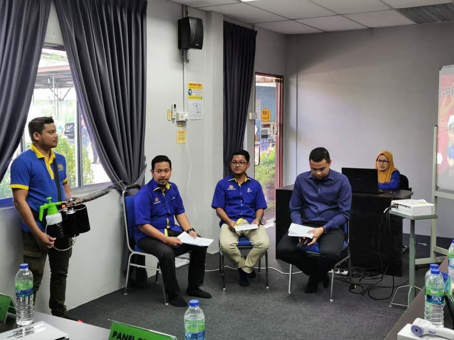 JelebuJkr's tweet photo. 24 Julai 2020: Alhamdulillah JKR Jelebu berjaya mendapat johan di dalam Kumpulan Inovasi dan Kreatif (KIK) peringkat JKR Negeri Sembilan. Hadiah telah disampaikan oleh Tn Pengarah JKR N.Sembilan Ir. Masri bin Baharuddin kepada Jurutera Daerah Jelebu En. Ahsrulnizam. https://t.co/toSxEa81eU