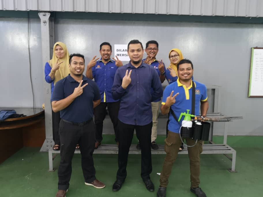 JelebuJkr's tweet photo. 24 Julai 2020: Alhamdulillah JKR Jelebu berjaya mendapat johan di dalam Kumpulan Inovasi dan Kreatif (KIK) peringkat JKR Negeri Sembilan. Hadiah telah disampaikan oleh Tn Pengarah JKR N.Sembilan Ir. Masri bin Baharuddin kepada Jurutera Daerah Jelebu En. Ahsrulnizam. https://t.co/toSxEa81eU
