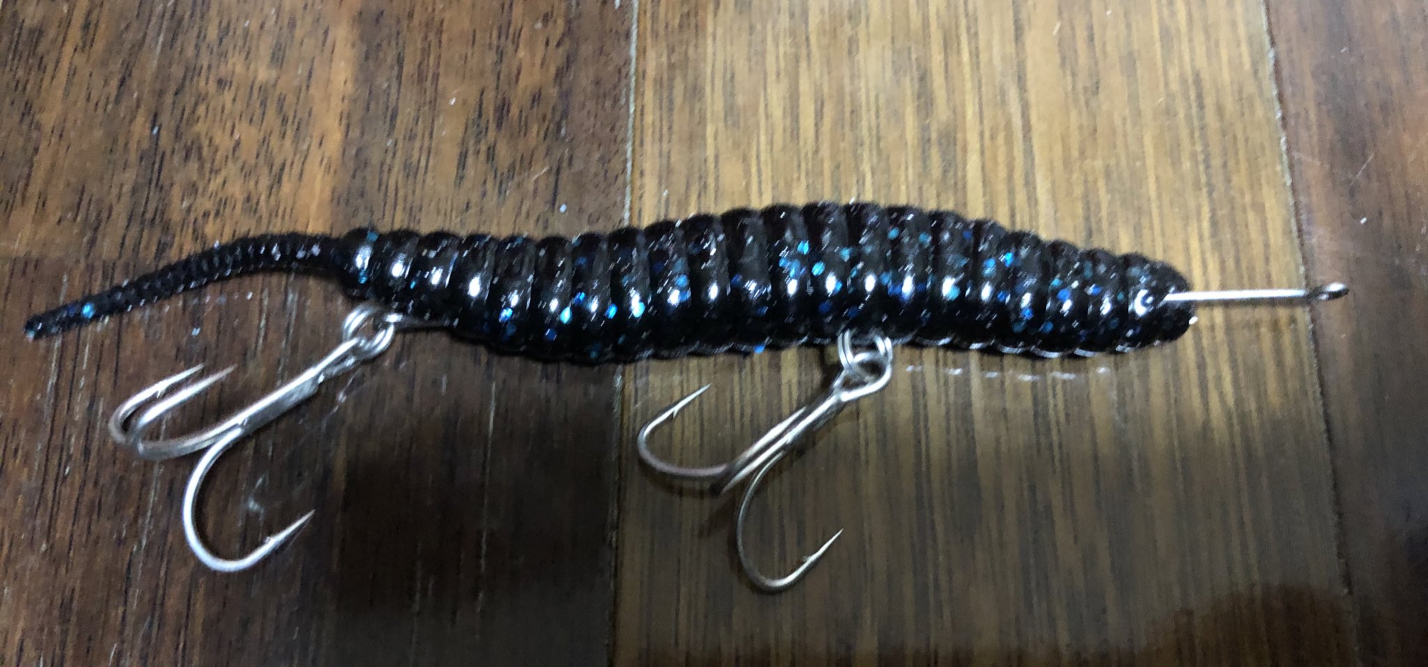 霞ヶ浦の魚人 中身フォアグラ 対サーフ用リグ案 デスアダー釣れるからサーフで使いたいじゃないですか ダウンショットで使用するので常にある程度フラット狙えるレンジをヘタでも保てる はず 笑 6角型錘10号で60 80m位は投げられた