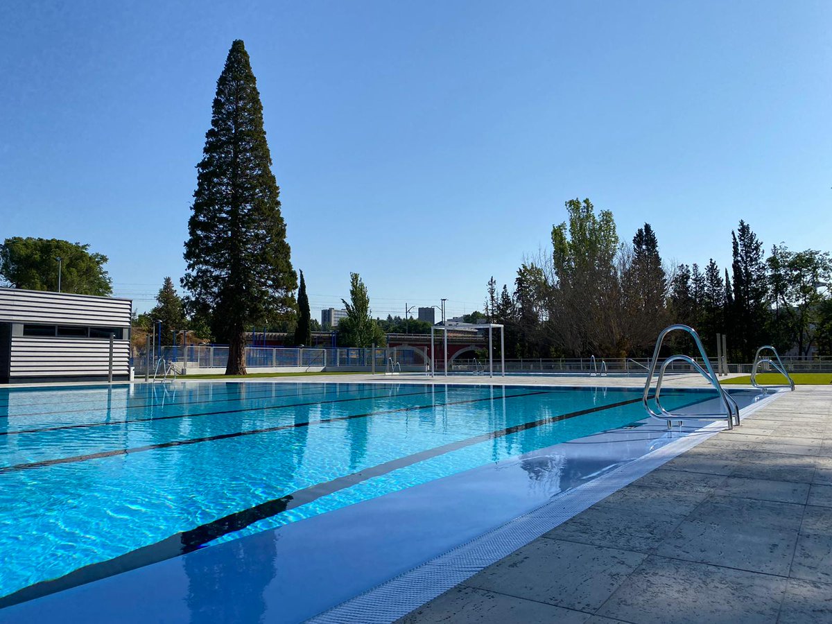 MoncloaAravaca's tweet photo. Tras una reforma integral mañana abren las piscinas 🏊‍♀️🏊 de los centros deportivos municipales José M.Cagigal y Casa de Campo. 
Hoy @SofiaMirandaCs y @loretosord han estado en CDM José M.Cagigal para conocer las nuevas instalaciones y seguir los preparativos de apertura. https://t.co/x9DUFWZnTR
