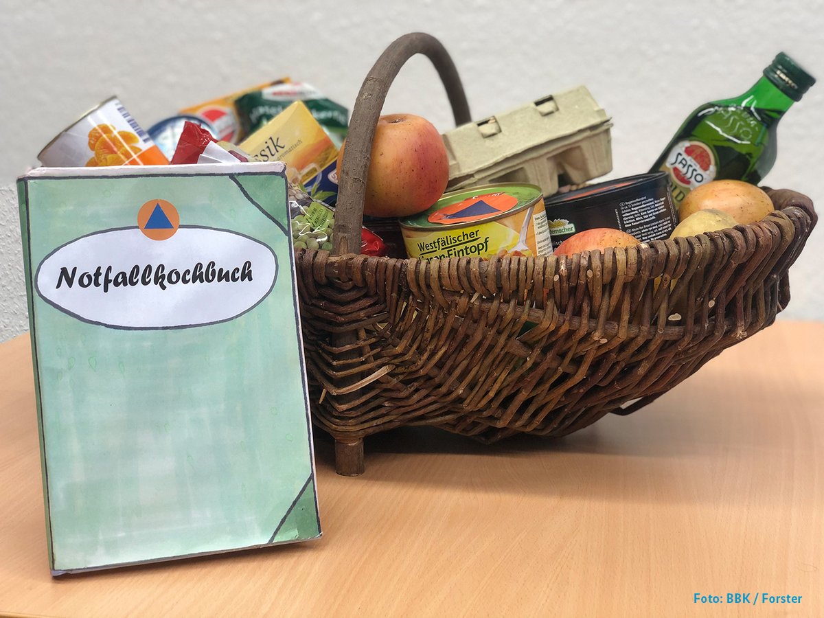 BBK_Bund's tweet photo. Das Wochenende steht vor der Tür! Vielleicht haben Sie Zeit, ein kreatives Rezept für den Fall eines #Stromausfalls bei unserem #Rezeptwettbewerb einzureichen? Mehr Infos finden Sie hier: https://t.co/hl2e2xI8OL ^sg https://t.co/vK8B478uz1