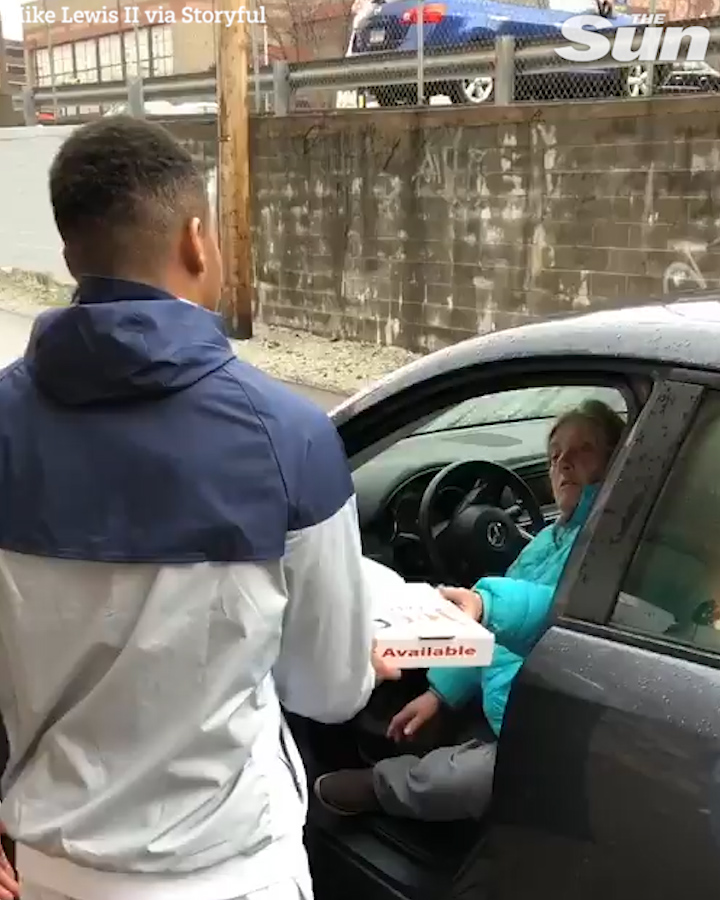 Man gives woman a pizza after seeing that she's been living in her car for a week