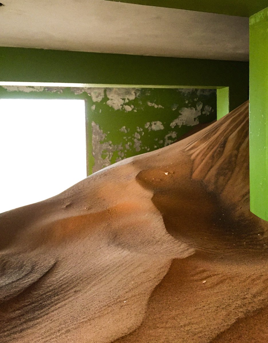 قرية مهجورة بالإمارات وتسمى القرية المدفونة ولسببٍ غير معروف حزم السّكان حقائبهم وتركوها.