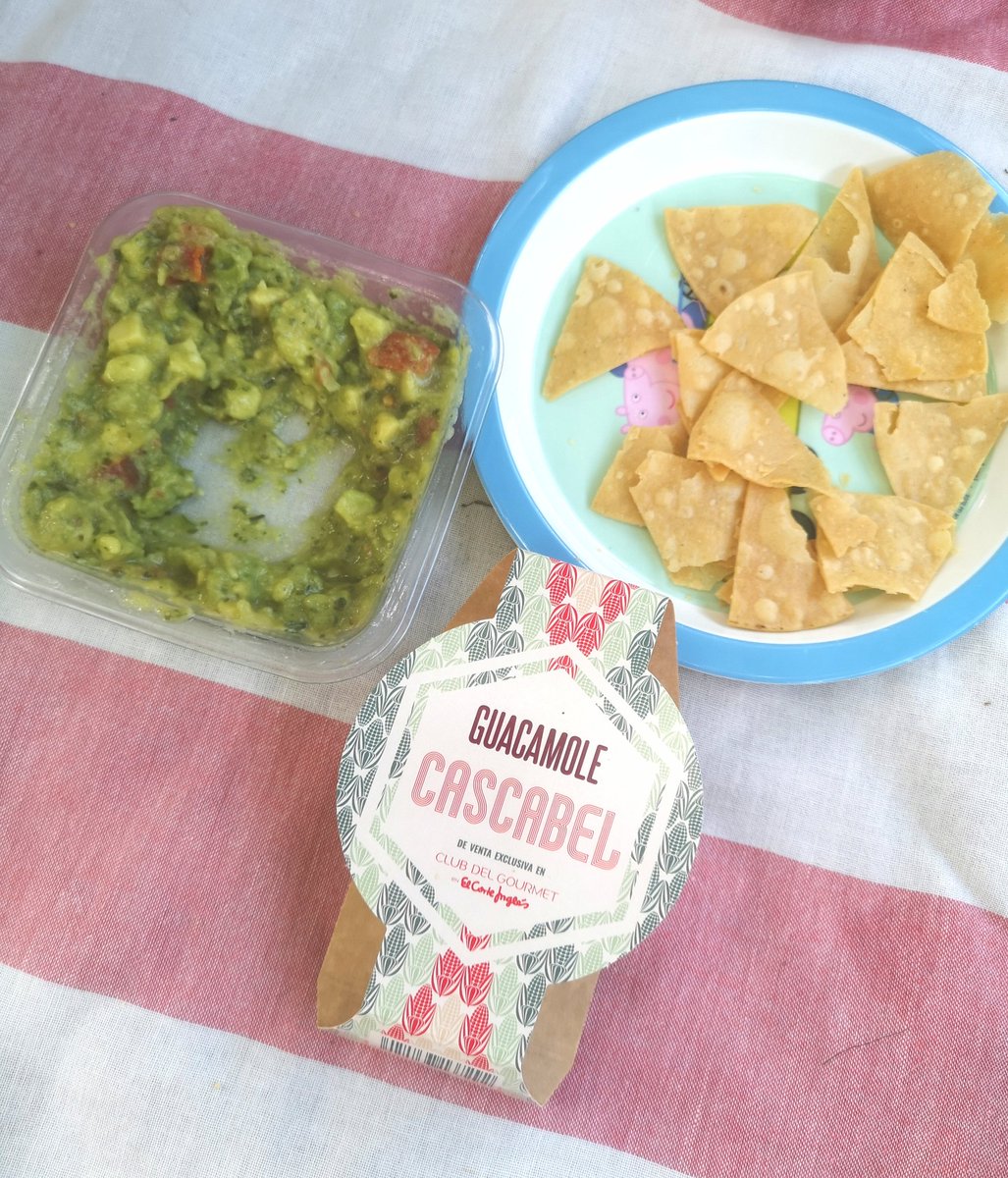 Picnic deluxe con el guacamole y totopos de <a href="/SalonCascabel/">Salón Cascabel</a> (a la venta en la tienda Gourmet de El Corte Inglés). Muy rico. Y en plato de Peppa Pig, sí.