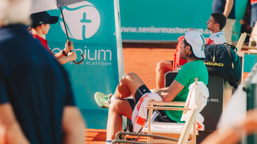 seniormastersc's tweet photo. Un descanso a la sombra y de vuelta al juego 👤☂️🎾

#Tennis #SeniorMatersCup https://t.co/Tt98hanUTw