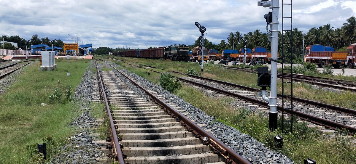 TrainUsers's tweet photo. காரைக்காலில் இருந்து பொள்ளாச்சிக்கு  திண்டுக்கல், பழனி வழியாக   21 வேகன்களில் கோதுமை மற்றும் நெல் சரக்கு ரயில் மூலம்  வந்தது 
இடம் : பொள்ளாச்சி சந்திப்பு 
PC: Siva #pollachi @pollachitrain @propgt14 https://t.co/xioiziXDuT