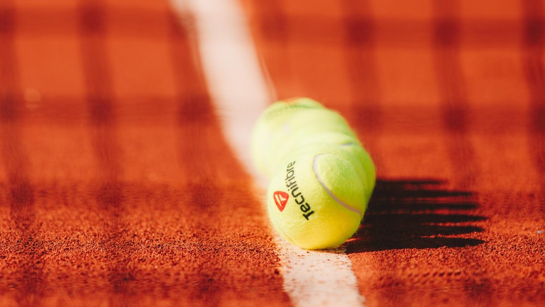 seniormastersc's tweet photo. ¿Sabías que antes, las pelotas de tenis no eran amarillas? 🎾 el tenis se jugaba con pelotas blancas hasta que gracias a un estudio se dieron cuenta de que las pelotas amarillas eran más fáciles de ver para quienes veían los partidos a través de la tele. 📺👀 https://t.co/IGGagf0Fqn