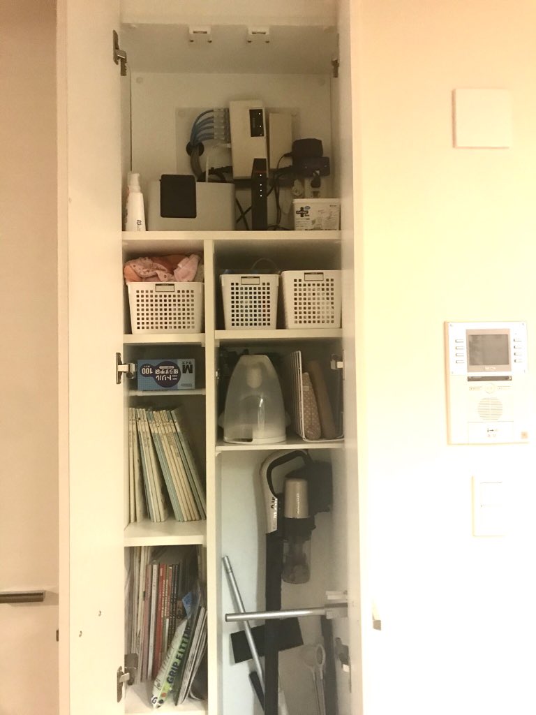 上月 در توییتر あと コードレス掃除機やルンバを使うなら 収納場所 充電場所があった方がスッキリしまえます うちはたまたま 収納 の中にモデム用のコンセントが付いてたので 写真右上 掃除機のバッテリー 本体から取り外せる も充電してます 写真左上 上月 در توییتر あと コードレス掃除機やルンバを使うなら 収納場所 充電場所があった方がスッキリしまえます うちはたまたま 収納 の中にモデム用のコンセントが付いてたので 写真右上 掃除機のバッテリー 本体から取り外せる も充電してます 写真左上