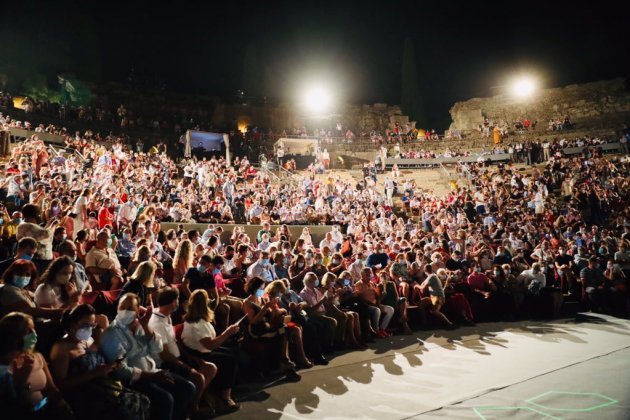Mientras se cancelan conciertos, festivales y todo tipo de actividades culturales, vía libre para que los Borbones se den un baño de masas con sus lacayos en una obra de teatro en Mérida.
