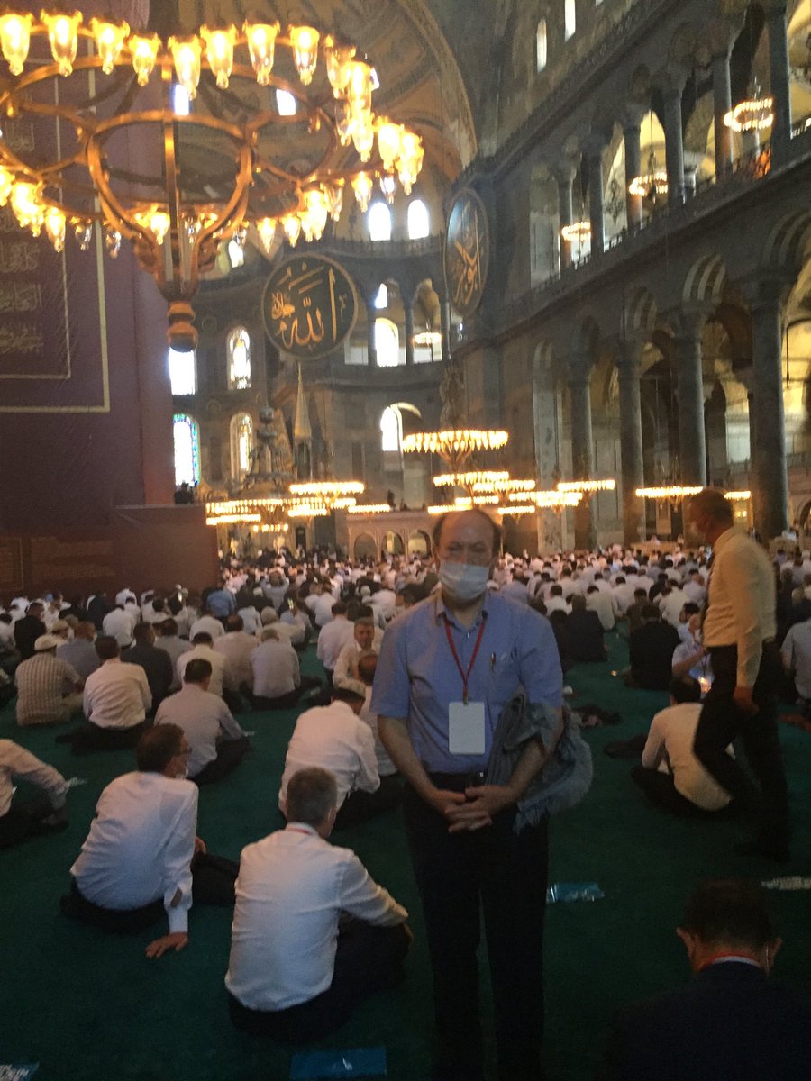 Saatlerini Ayasofya’ya ayarla...
İstanbul tarihî bir gün yaşıyor bugün...
*
Sabah 10.30’dan itibaren bekliyoruz...
Ancak girebildim içeri...
Hamdolsun.
Şükürler olsun Rabbime...
*
#AyasofyaCamii secdeye duruyor...