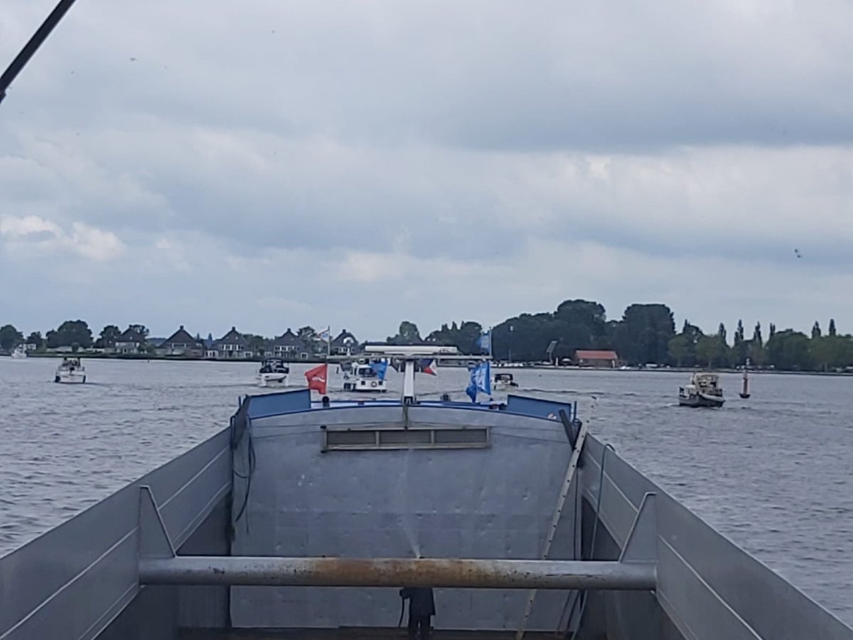 JokePost3's tweet photo. Het is hier zo gezellig... het jachtseizoen draait op volle toeren, gaan ze het ooit leren? #housbwal #kijkachterom https://t.co/dHEcesCb4p
