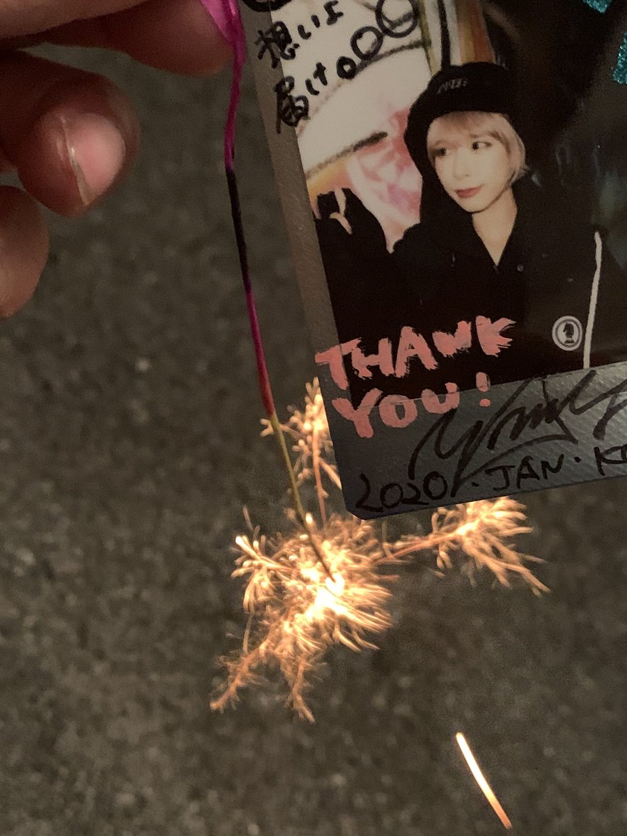 みふ 心に 泳ぐ 金魚は 醜さで 包まれぬよう この夏だけの 命と 決めて 少しの 時間だけでも あなたの 幸せを 願ったの 夏の匂い 夜が包んで ぽたぽたおちる 金魚花火 どんな言葉にも できない 一瞬うつるの あなたの優顔