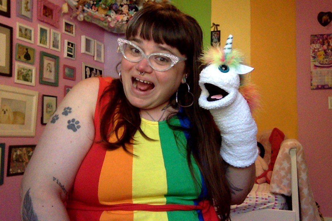 sassafraslowrey's tweet photo. Interviewed by a puppet! Spike the unicorn asks me Patron questions! $2 tier &amp;^ now live on my Patreon! https://t.co/3uXtG4B31F #little #littlethings #queerlittle #rainbow #unicorns #nevergrowup #queerstuff https://t.co/4S7abcztPW