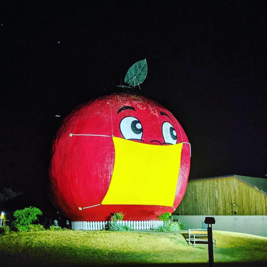 FootyOnTheAir's tweet photo. If the Big Apple can #WearAMask.... 😷🍎 https://t.co/LybskZ8X8e