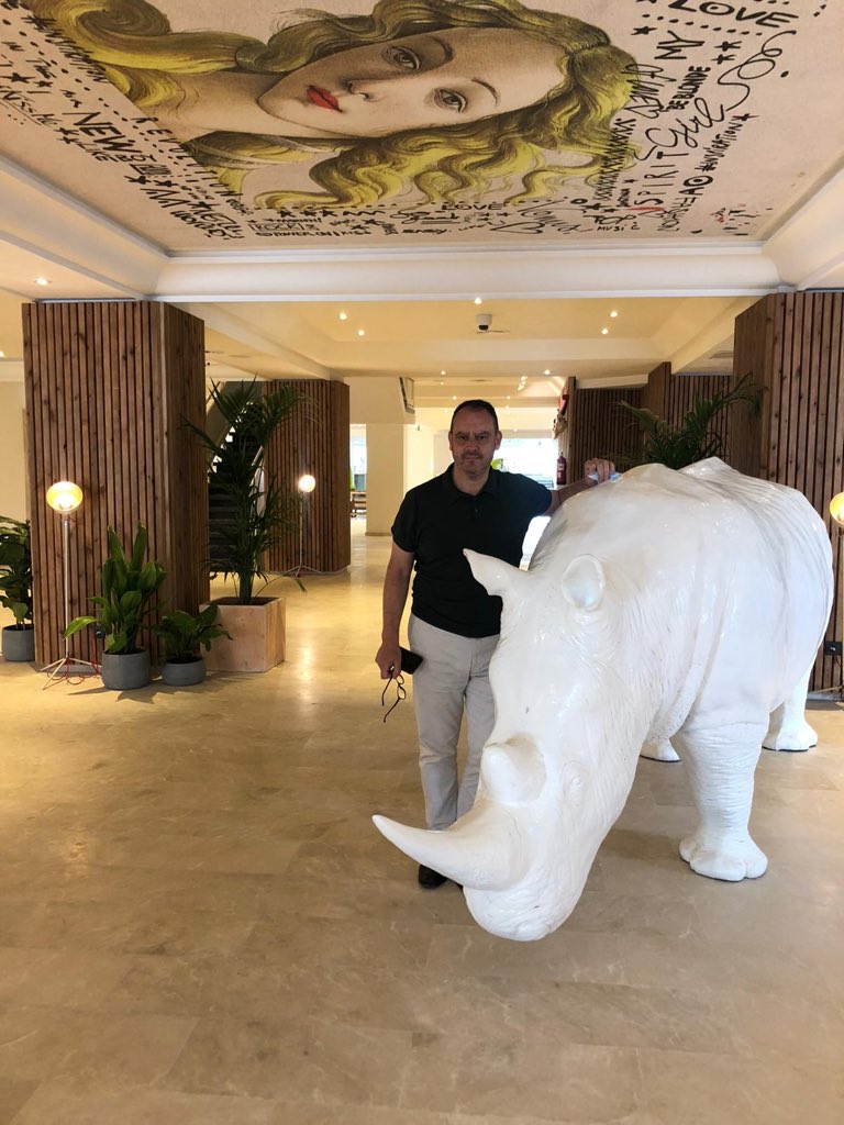 alfonsodelpoyo's tweet photo. Hoy reabriendo en #Ibiza . Con propuestas nuevas en nuestros hoteles ! Rebranding a @InnsidebyMelia , reformas espectaculares en #solbeachhouseibizay en @MEIbizaHotel y disfrutando de los equipazos de @MeliaHotelsInt #meliaspain https://t.co/Iu1go1hVlC