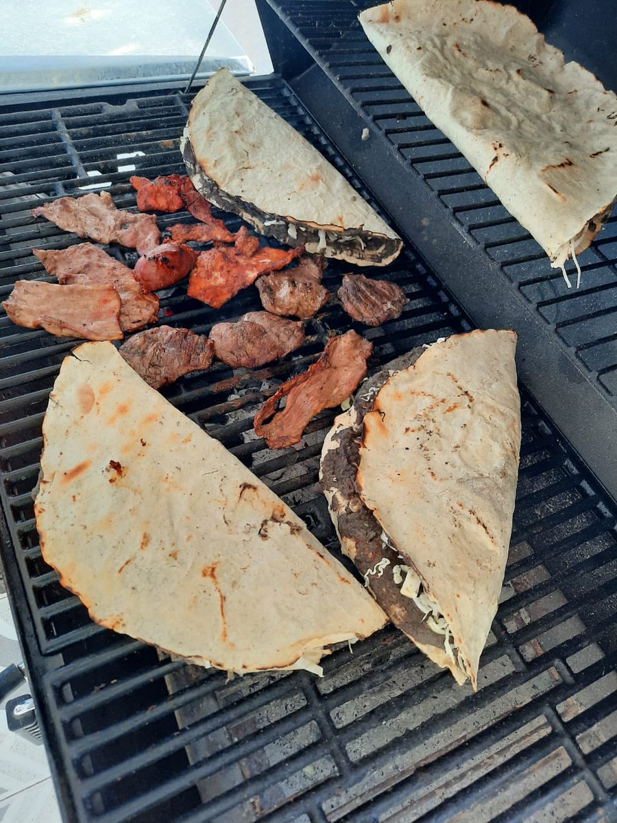 cdmoax's tweet photo. @ChumelTorres La #Tlayuda, un platillo prehispánico Oaxaqueño que no puedes quedarte sin probar.
En ella se concentra toda la tradición, historia y festividades de nuestra hermosa ciudad.
Ya estamos en la #CDMX Atrévete a probarla #FelizViernesATodos https://t.co/7hkh80Vq84