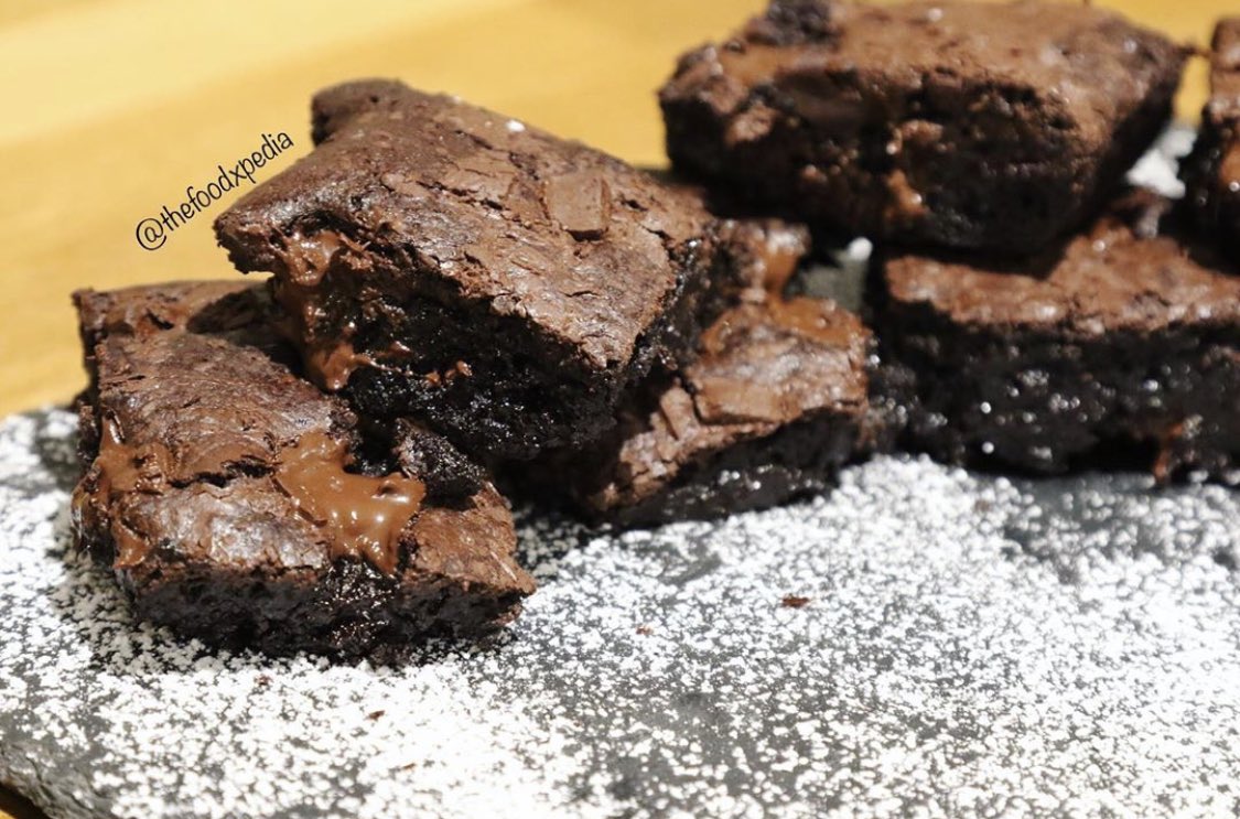 foodxpedia's tweet photo. The brownies were perfectly crumbly on the outside and scrumptiously fudgy in the inside, deliciously soft and oozing with chocolatey goodness 😄 https://t.co/wsSTxzG9Gf