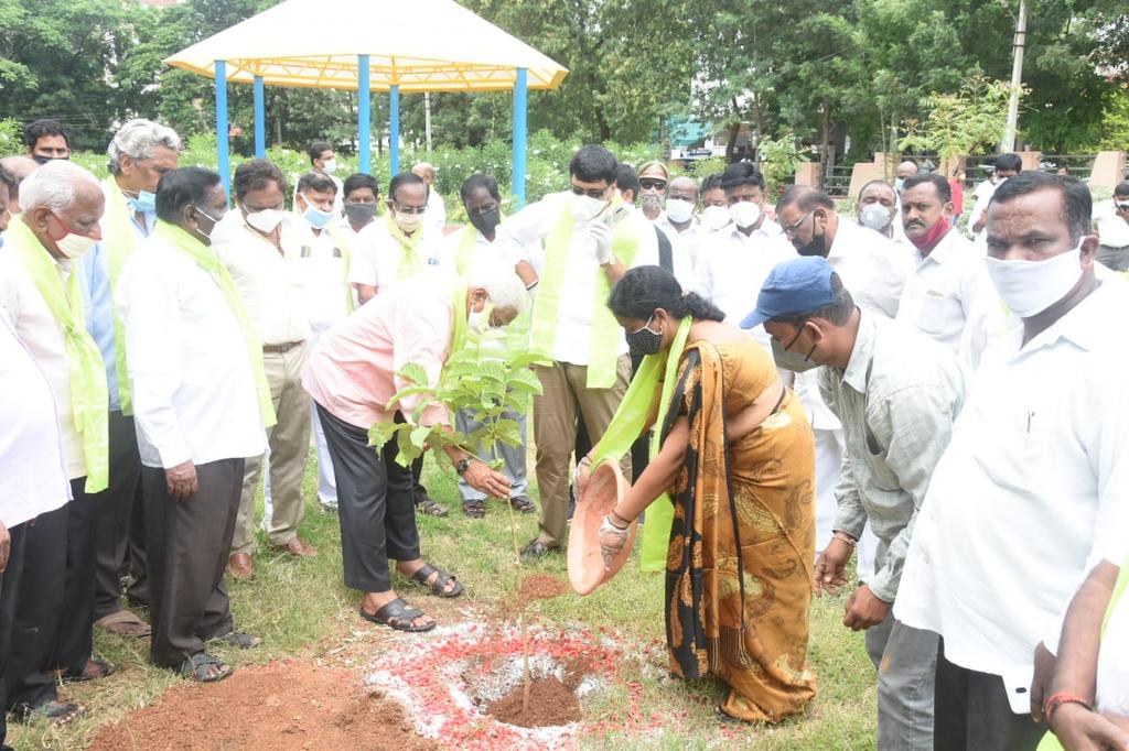 KSRIDEVI136DIV's tweet photo. Today along with MLA Sri MYNAMPALLY HANUMANTHRAO GARU myself planted saplings in Defence Colony North Park on the occasion of Our TRS working president KTR SIR Birthday. https://t.co/c4WITjhxrp