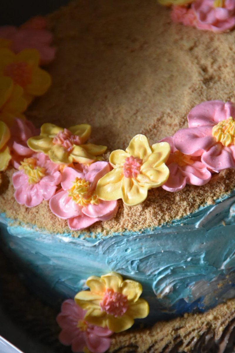 Frnchie1's tweet photo. Alright so this cake right hurrr arguably my best to date tbh! Had an absolute blast making it too! Little girl really liked Hawaiien themed things so here was my take! https://t.co/dtNj27cSzC