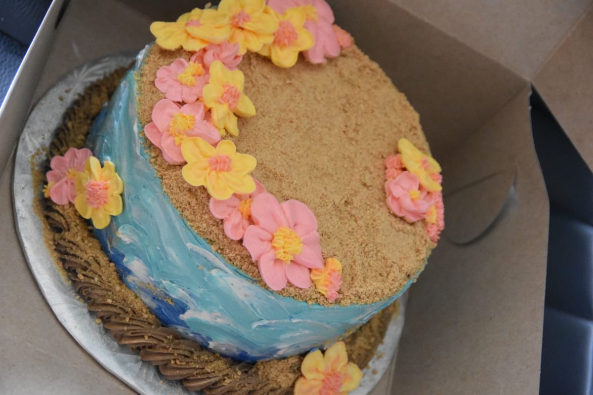 Frnchie1's tweet photo. Alright so this cake right hurrr arguably my best to date tbh! Had an absolute blast making it too! Little girl really liked Hawaiien themed things so here was my take! https://t.co/dtNj27cSzC