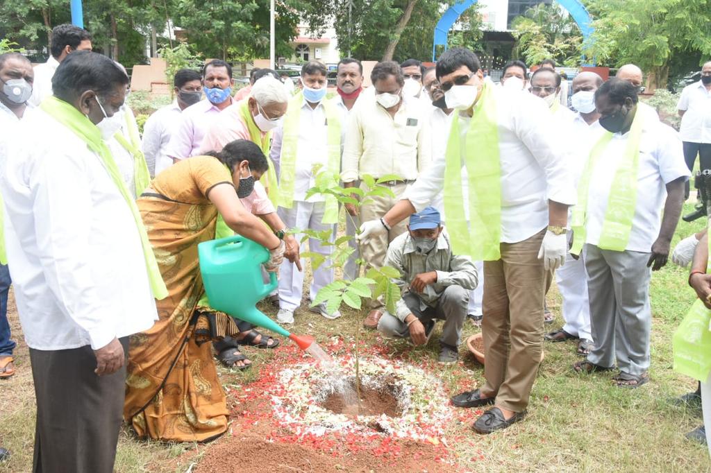 KSRIDEVI136DIV's tweet photo. Today along with MLA Sri MYNAMPALLY HANUMANTHRAO GARU myself planted saplings in Defence Colony North Park on the occasion of Our TRS working president KTR SIR Birthday. https://t.co/c4WITjhxrp
