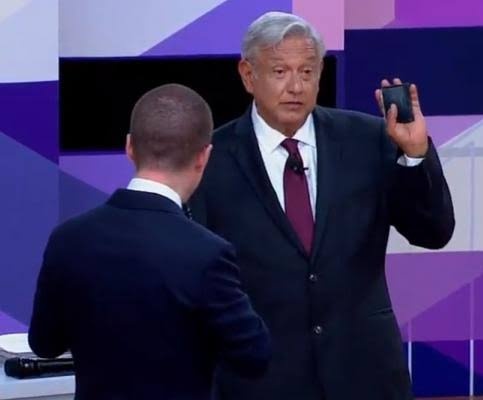 ProfesorChairo's tweet photo. El Presidente López Obrador ya sabía que tenía que cuidar su cartera de un ladrón como Ricardo Anaya.

Aunque con los 6.8 millones de pesos de soborno que Enrique Peña Nieto le dio a Ricky Riquín Canallín dudo que necesitara robársela. https://t.co/kHKY9R4isx