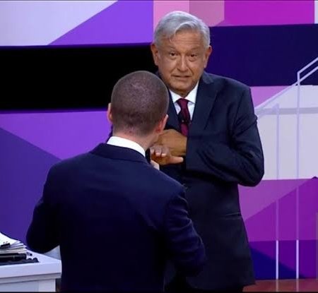 ProfesorChairo's tweet photo. El Presidente López Obrador ya sabía que tenía que cuidar su cartera de un ladrón como Ricardo Anaya.

Aunque con los 6.8 millones de pesos de soborno que Enrique Peña Nieto le dio a Ricky Riquín Canallín dudo que necesitara robársela. https://t.co/kHKY9R4isx
