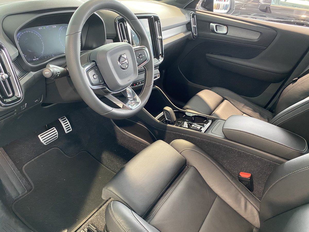 michieldhaan's tweet photo. Groen rijden met de nieuwe XC40 T5 Twin Engine en vol elektrische P8! Zakelijk en privé een hele goede en interessante keuze... Kom langs en ervaar het zelf! #Volvo #XC40 #duurzaamrijden #greenmachine #nieuwenhuijsevolvo https://t.co/MUNZzT2q3R