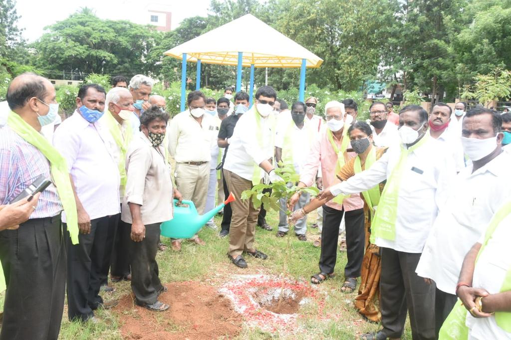 KSRIDEVI136DIV's tweet photo. Today along with MLA Sri MYNAMPALLY HANUMANTHRAO GARU myself planted saplings in Defence Colony North Park on the occasion of Our TRS working president KTR SIR Birthday. https://t.co/c4WITjhxrp