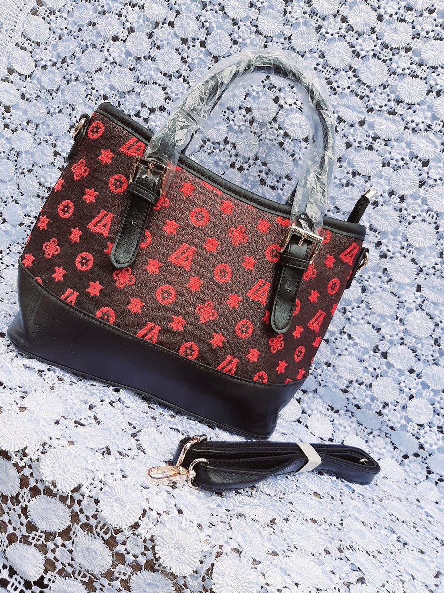 depridestore's tweet photo. If you are a lover of quality, don't hesitate to cop this nice looking handbag .

Available in display color.

Price: 6,000

Size: Midi https://t.co/pc6vPiEqb5