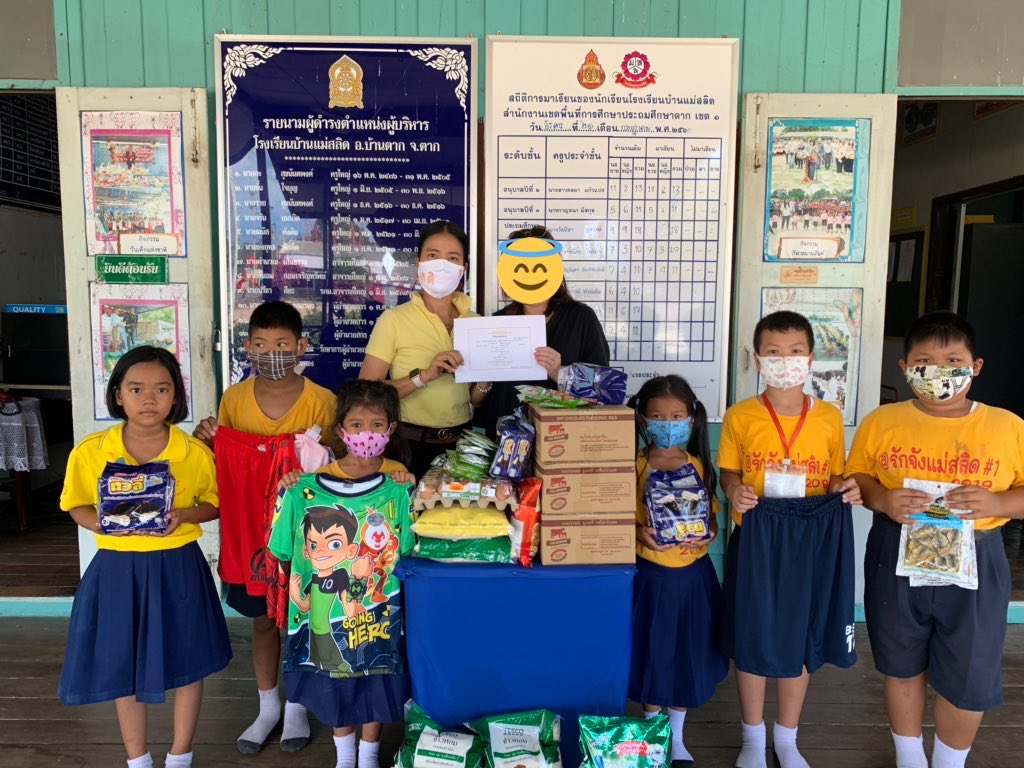 30upLovePalit's tweet photo. วันนี้ได้ไปส่งมอบทุนการศึกษาที่ รร แรกที่จ.ตาก มาค่ะ 🥰 จริงๆทางเราวางไว้ว่าจะให้ทุนนร. 1 คนต่อ 1 รร. แต่คุณครูส่วนมากจะขอให้กระจายน้องๆที่ลำบากหลายๆคน เช่น รร นี้แบ่งให้น้อง 7 คน. 

เราอาจจะไปมอบกันเองไม่ได้ทุกที่นะคะ จะ ทะยอยมาอัพเดทเรื่อยๆค่ะ

#36ปี36จังหวัด 
#เป๊กผลิตโชค https://t.co/0aFDc5bisi