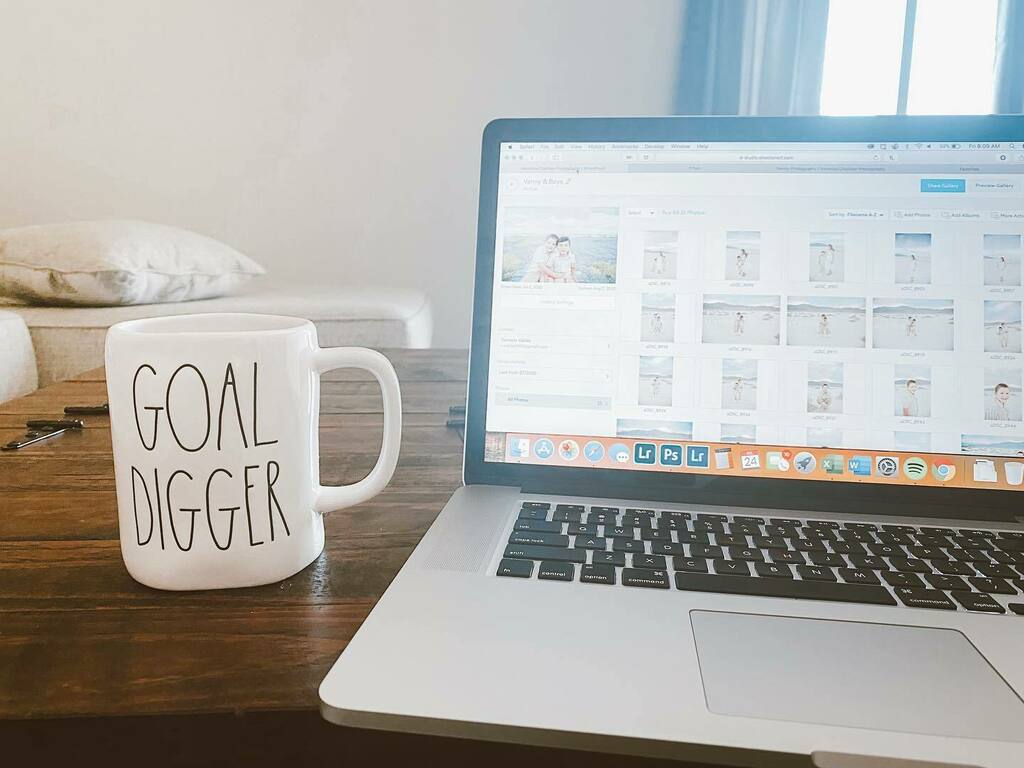 vcfotography's tweet photo. Back at it!⁣
⁣
Delivering galleries, sending carts, answering hair quizzes, and the ever dreaded bill paying all before noon today.⁣
⁣
Do you prefer keeping it all straight in your phone or do you use a day planner?⁣
⁣
#goalcrusher #goaldigger #w… https://t.co/p7GLzBcYX0 https://t.co/kQFTO0TRYP