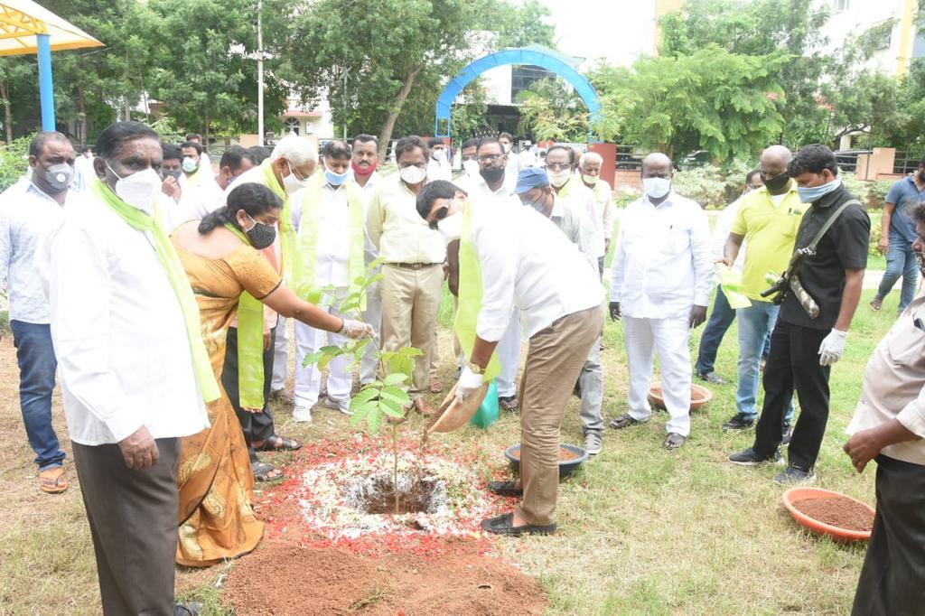 KSRIDEVI136DIV's tweet photo. Today along with MLA Sri MYNAMPALLY HANUMANTHRAO GARU myself planted saplings in Defence Colony North Park on the occasion of Our TRS working president KTR SIR Birthday. https://t.co/c4WITjhxrp