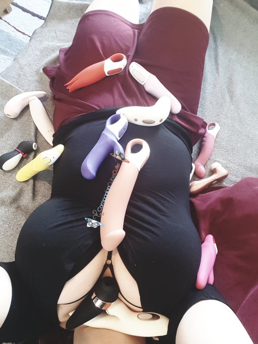 Zum #FrivolenFreitag gibt es heute ein Bild von mir mit all meinen Satisfyern 😋  ~~~~~  Also I'm live<a href="/tag/frivolenfreitag"class="tags">#FrivolenFreitag</a>
