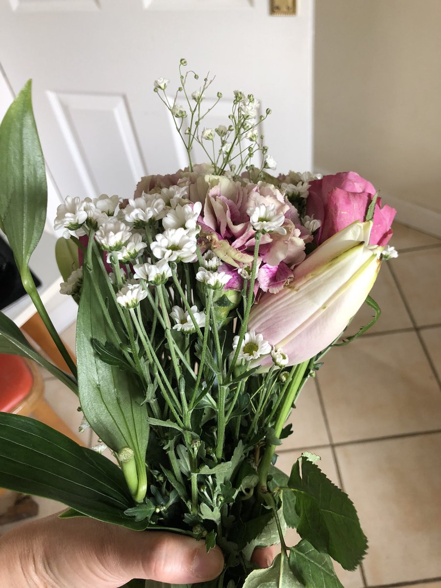 cheltgem's tweet photo. @SerenataFlowers as advertised, and what arrived. £30! Could have purchased better flowers at a petrol station. Roses wilted and stems broken. Carnations practically dead. Awful. https://t.co/mBPzIFFg29